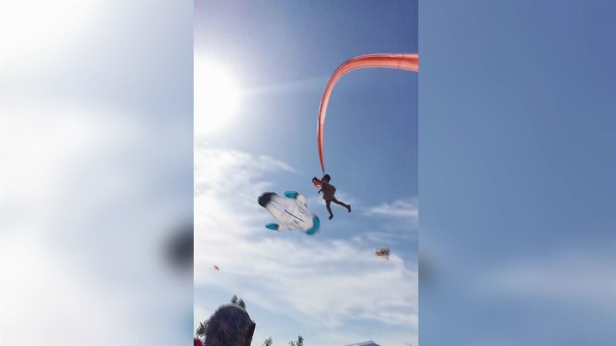 Imagen del niño volando por los aires, agarrado a su cometa