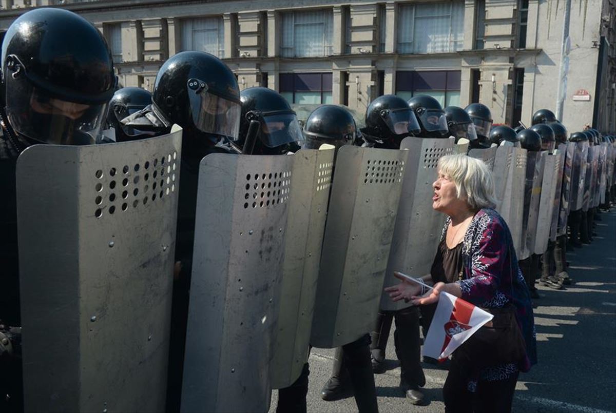 Manifestari bat, polizien aurrean, Minsk hirian