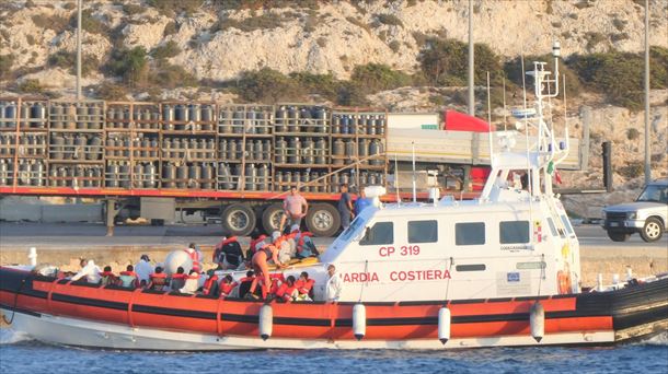 Migrantes rescatados por la Guardia Costera en el Mediterráneo