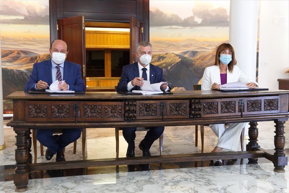 Urkullu Ortuzar y Mendia en la firma del acuerdo de gobierno. Foto: EFE