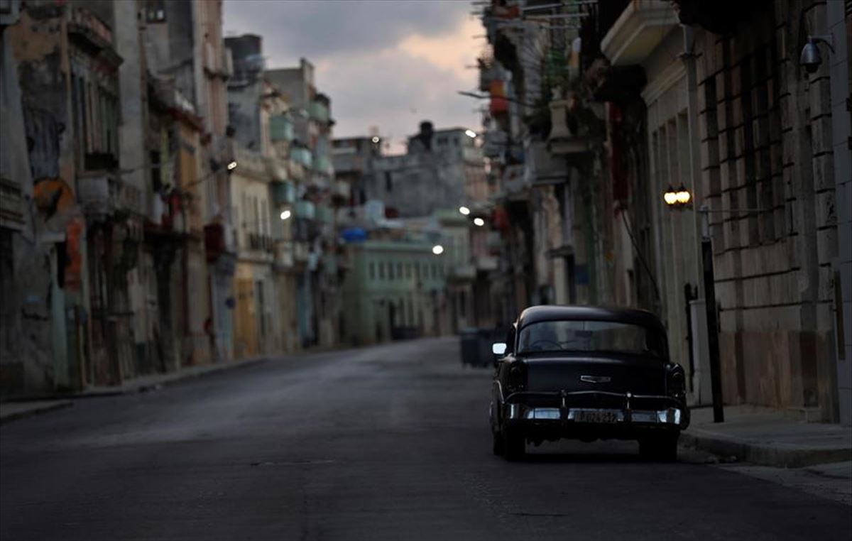 Calle vacía de La Habana.