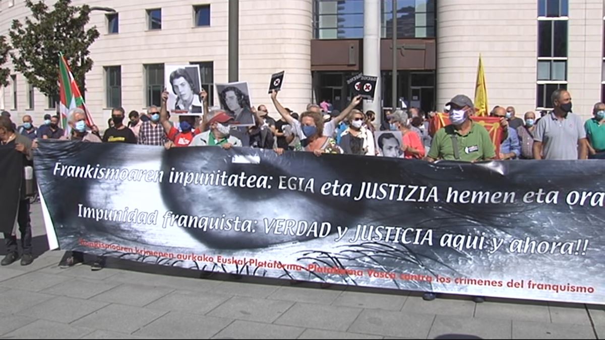 Una concentración en Pamplona exige un ''juicio a Martín Villa y al franquismo''