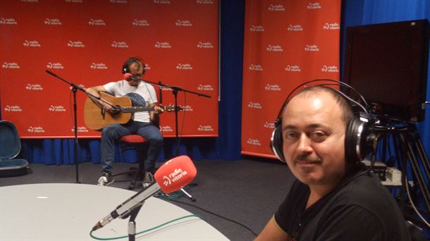 Roberto Cuesta, director del documental junto a "Peri", músico de Orduña, a la guitarra. 