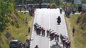 El pelotón se rompe en los primeros kilómetros de etapa