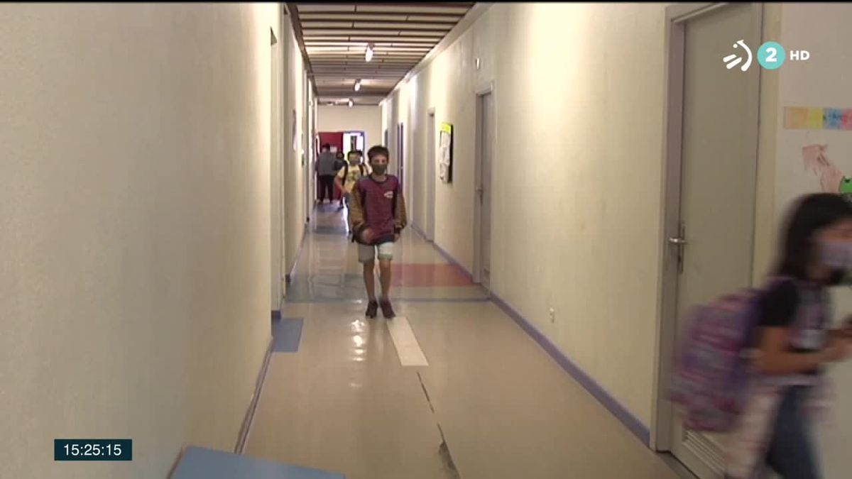 Un niño acude a clase. Imagen obtenida de un vídeo de ETB.