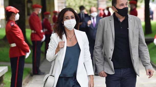 Llegando al acto de toma de posesión del lehendakari. Foto: Efe