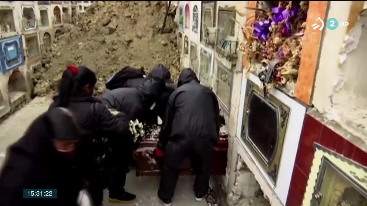 Una familia entierra a su familiar en un cementerio de La Paz.