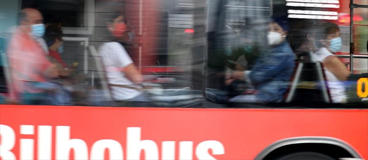 Imagen de un autobús de Bilbobus por las calles de Bilbao