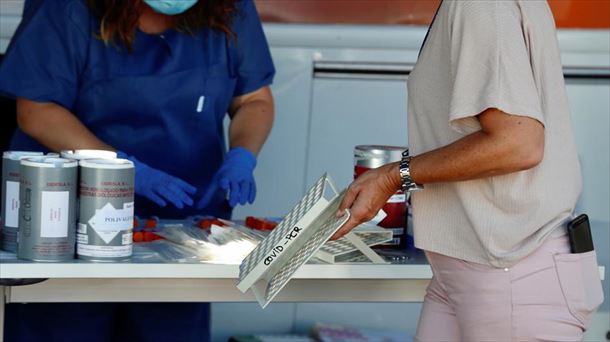 Varias sanitarias preparan pruebas diagnósticasd durante un cribado. 