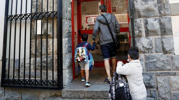 Niños acuden a un centro escolar en Navarra. 