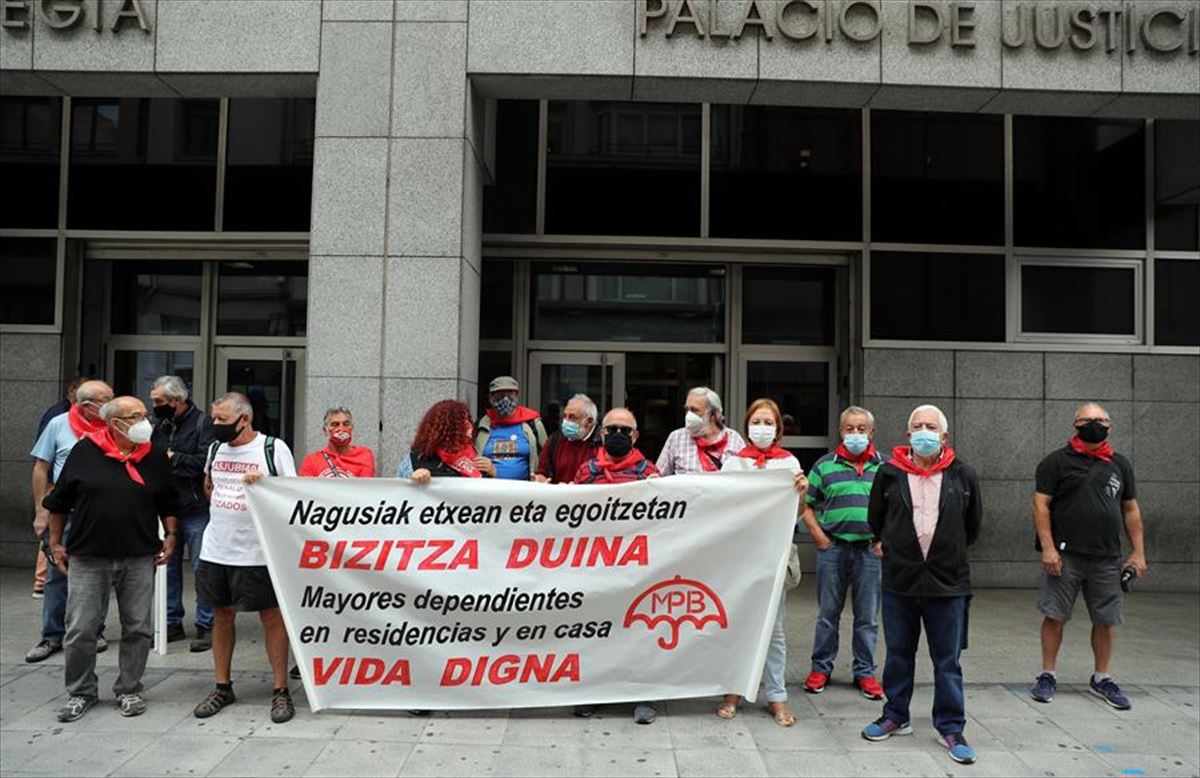 Pensionistas vascos entregan a la Fiscalía un informe crítico con las residencias