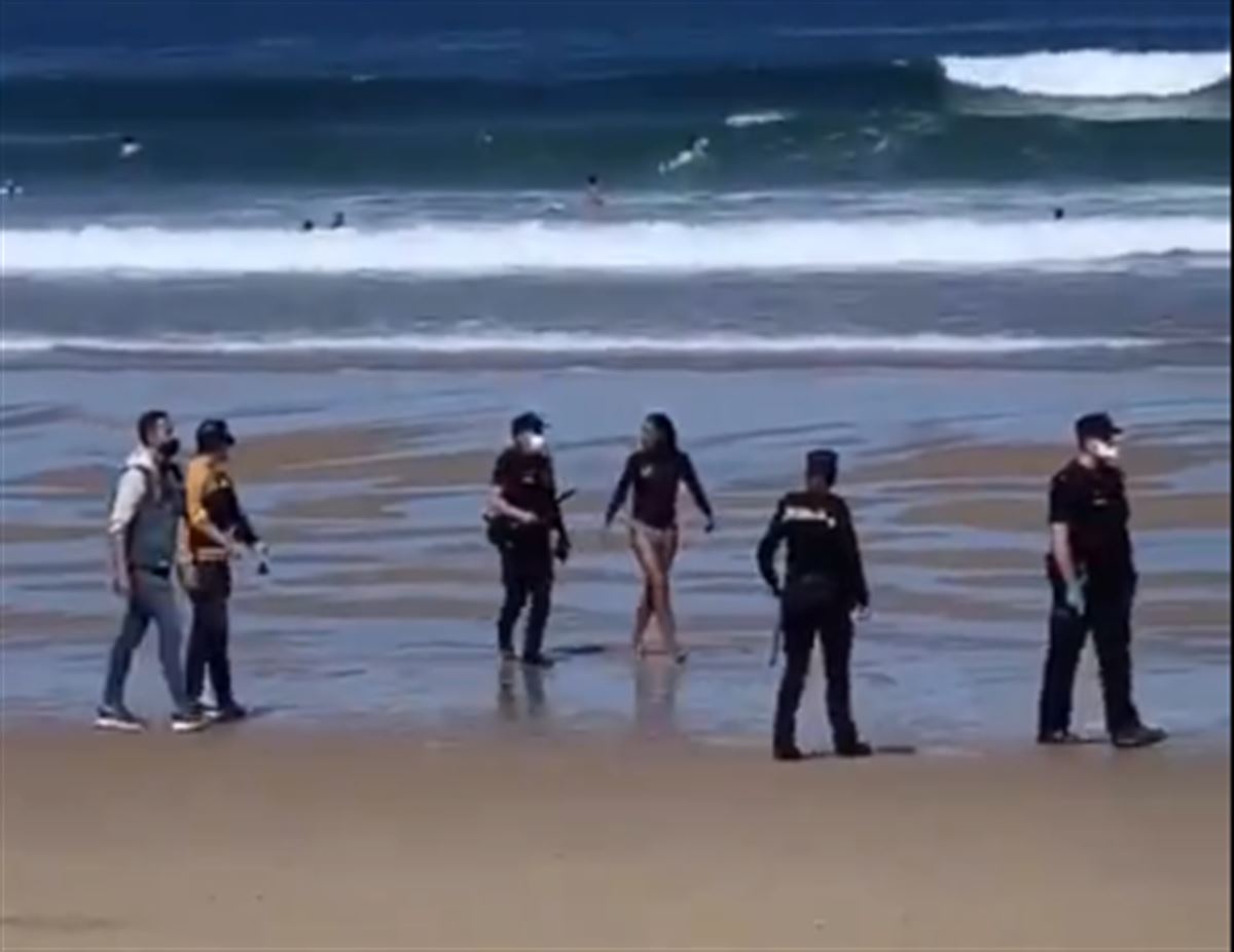 Detenida en San Sebastián una mujer positivo en COVID-19 que estaba haciendo surf