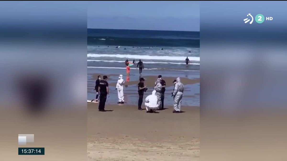 Surfista detenida en la Zurriola. Imagen obtenida de un vídeo de ETB.