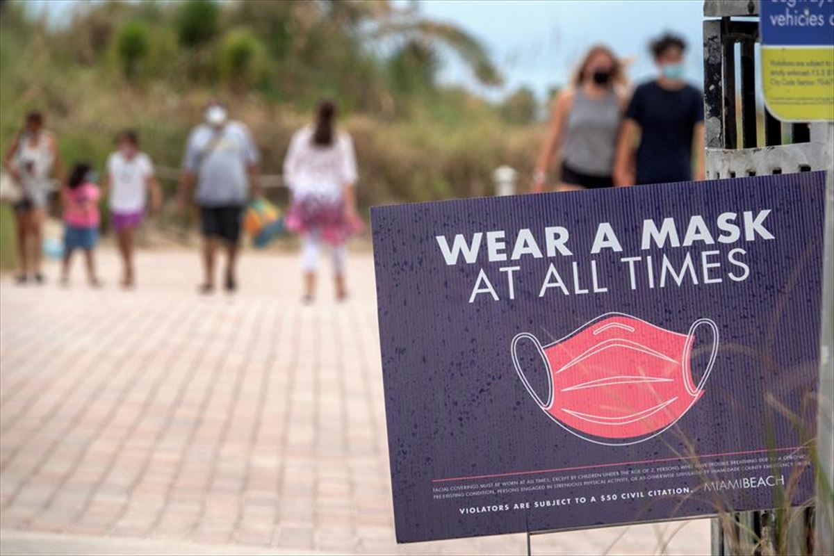 Un letrero alerta del uso obligatorio de la mascarilla en Miami Beach, Florida.