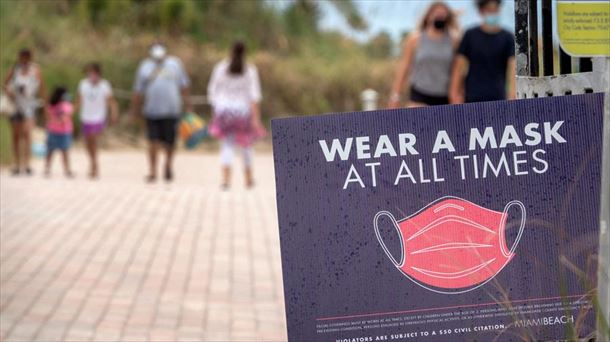 Un letrero alerta del uso obligatorio de la mascarilla en Miami Beach, Florida.