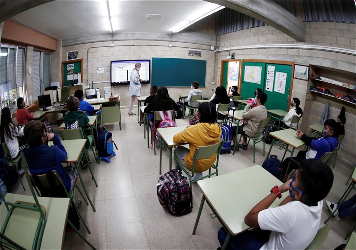 Alumnos y alumnas durante una clase. Foto de archivo: EFE