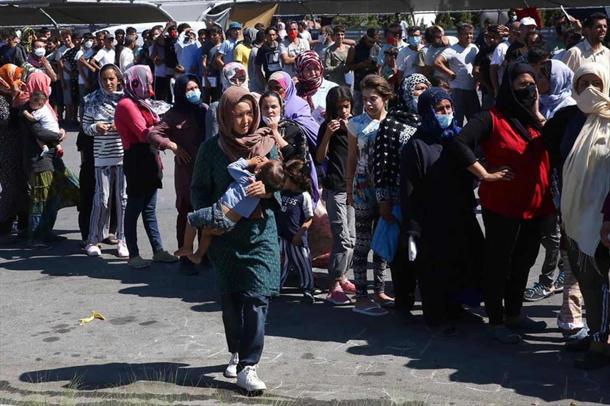 Decenas de mujeres migrantes en el campamento de Moria.