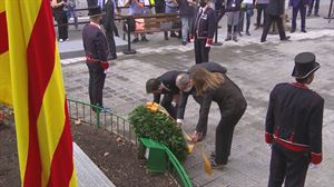 Casanovaren omenez egin ohi den lore eskaintzarekin eman zaio hasiera Diada egunari