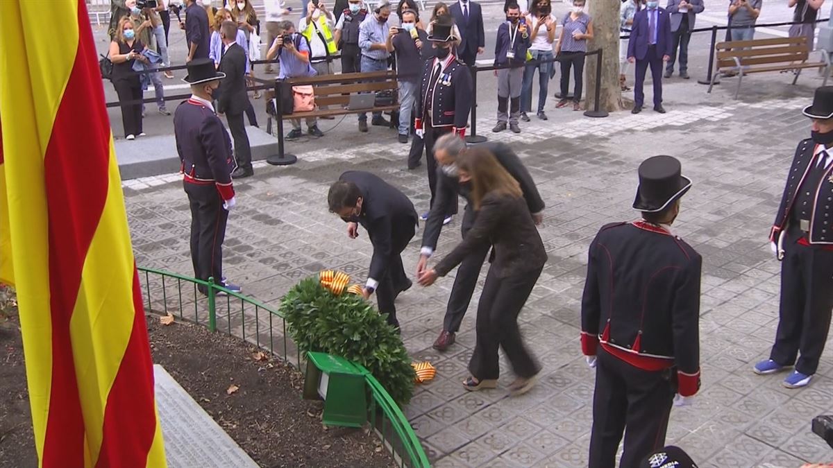 Torra presidentea Casanovaren monumentuan loreak eskainiz