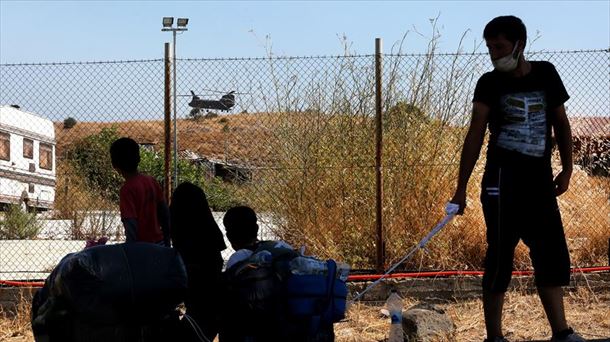 Un helicóptero militar aterriza en Kara Tepe (Lesbos, Grecia). Foto: EFE