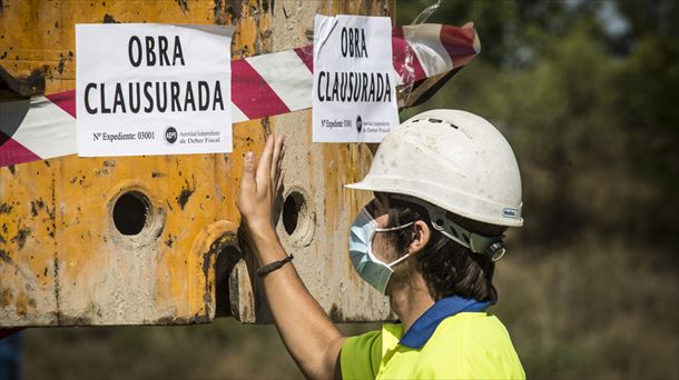 Los miembros de Mugitu! clausuraron simbólicamente las obras del TAV en una acción pacífica.