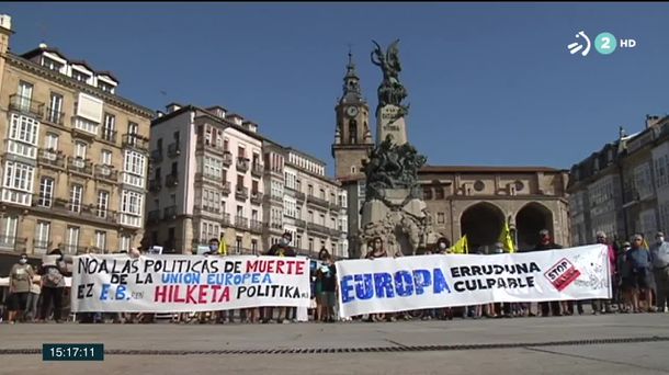 Concentración en la plaza de la Virgen Blanca deVitoria-Gasteiz. Imagen: EiTB