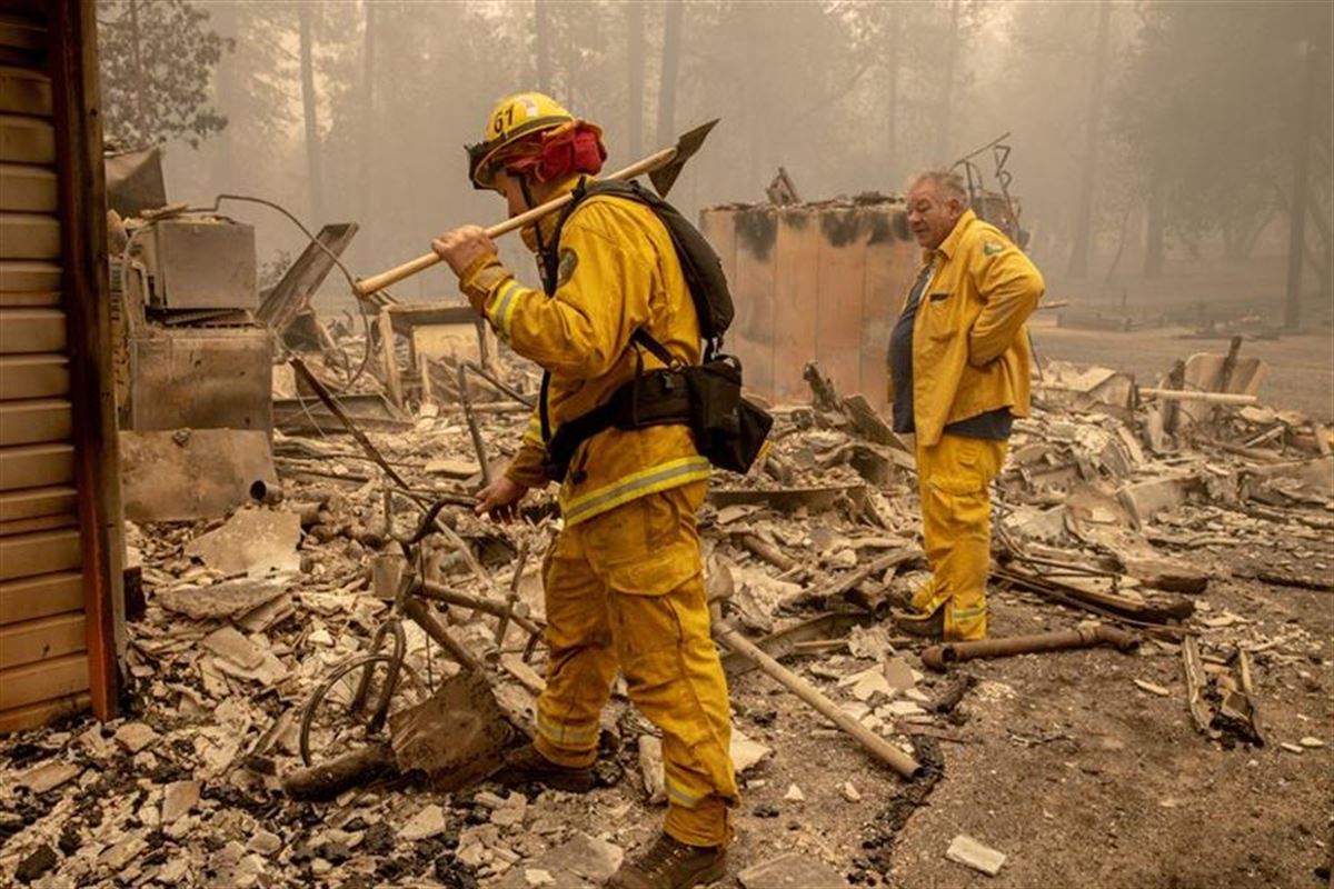 Bomberos trabajando en uno de los incendios de California.