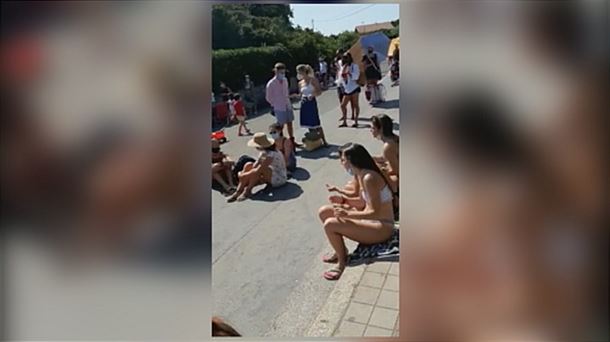 Imagen de la cola para acceder a la playa de Sopela.