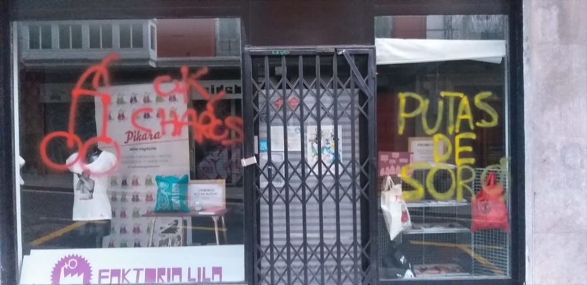Pintadas machistas en la fachada de la revista Pikara Magazine.