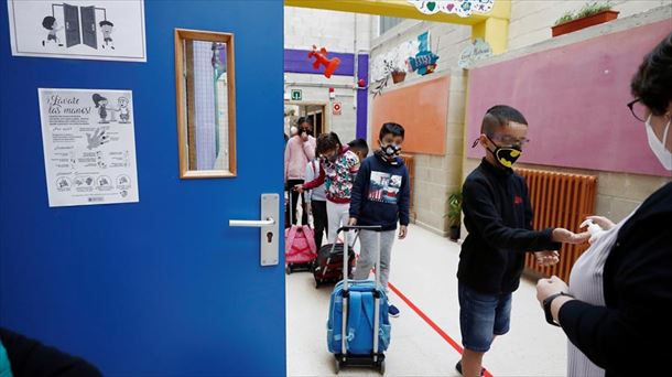 Alumnos esperan en fila para poder entrar a clase. 