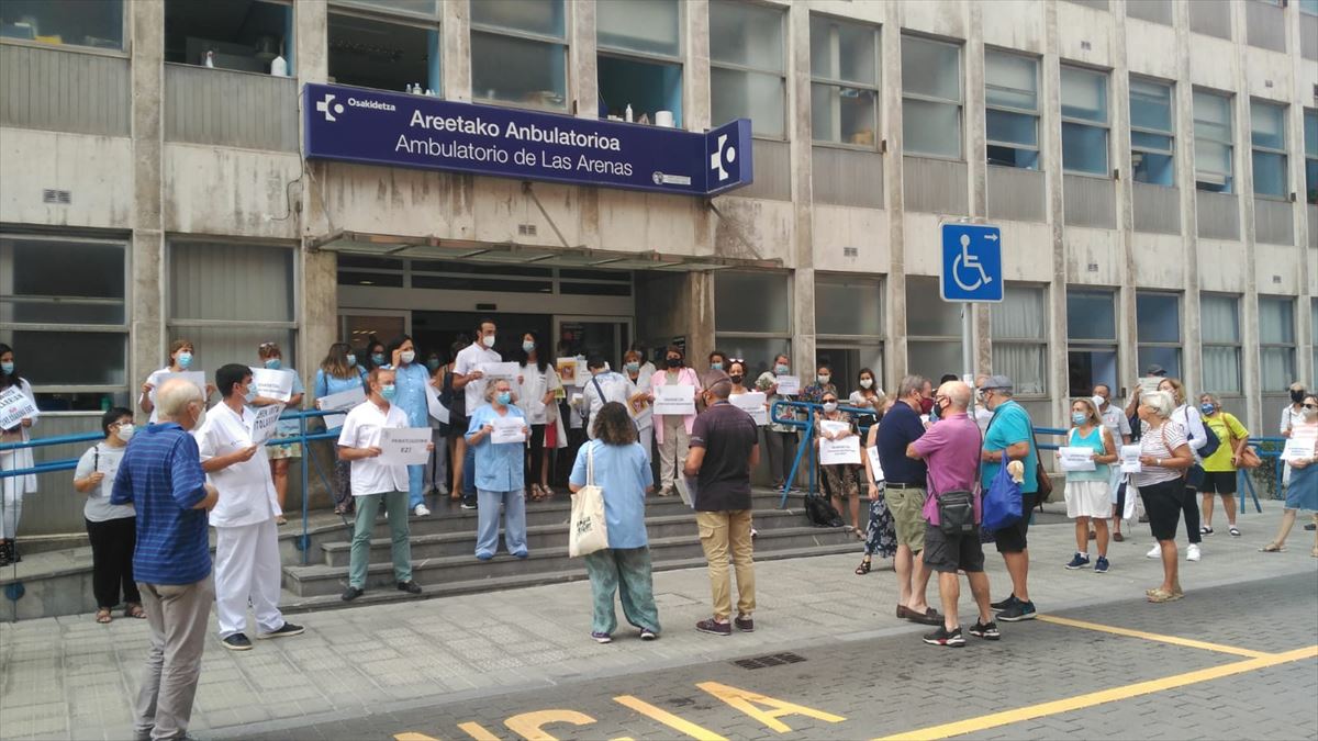 Protesta en el ambulatorio de Las Arenas (Getxo, Bizkaia). Foto: LAB