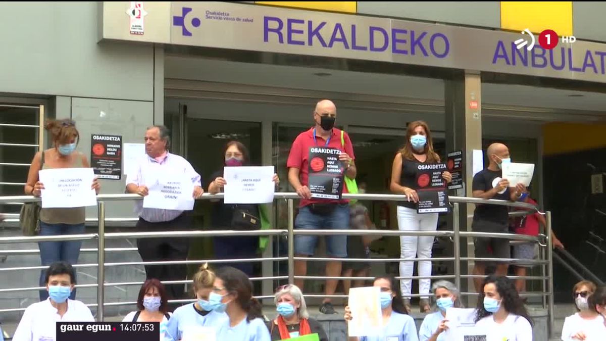 Protestak Errekaldeko anbulatorio aurrean. ETBko bideo batetik ateratako irudia.