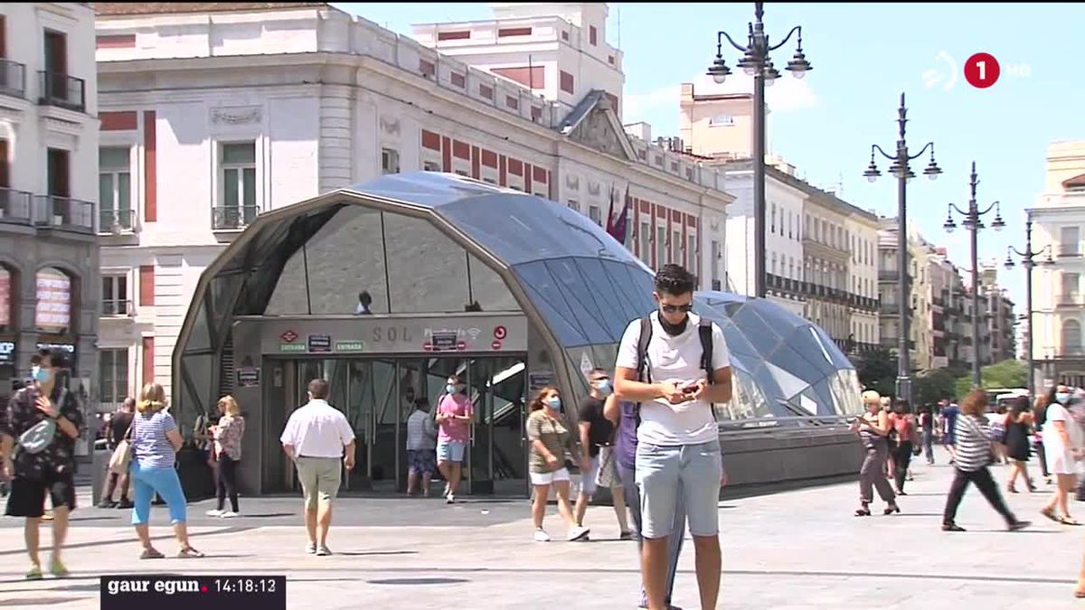 Jendea Madrilgo kaleetan. ETBko bideo batetik ateratako irudia.