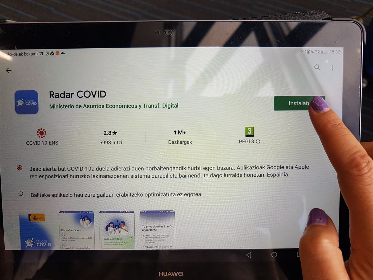 Descarga en una tablet de la aplicación 'Radar Covid'
