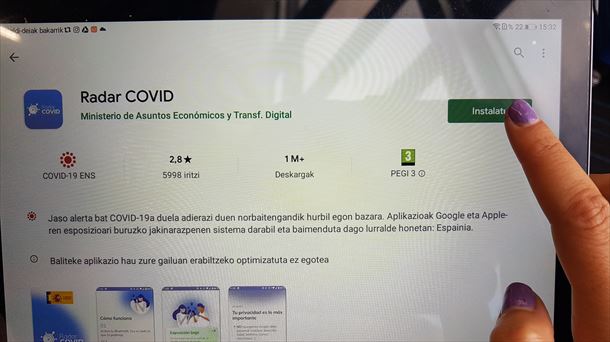 Descarga en una tablet de la aplicación 'Radar Covid'