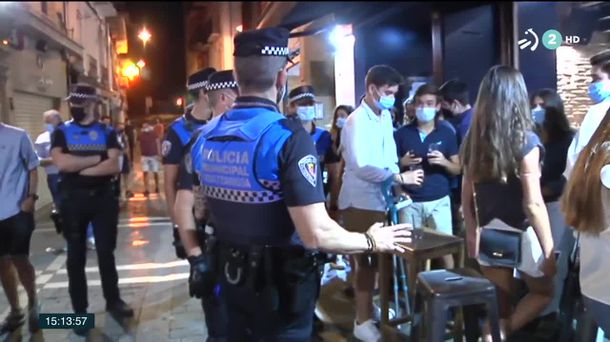 Agentes de la policía municipal haciendo cumplir las restricciones decretadas en Pamplona.  