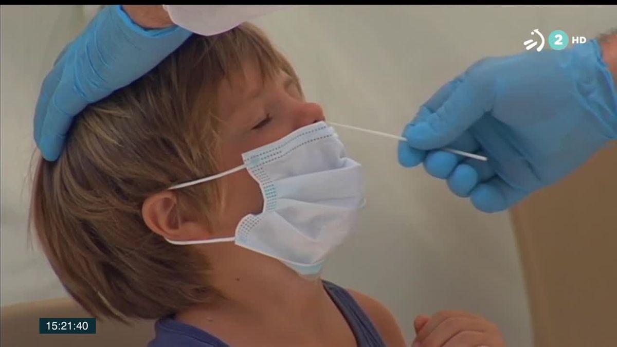 Niño haciendose una PCR. Imagen obtenida de un vídeo de ETB.