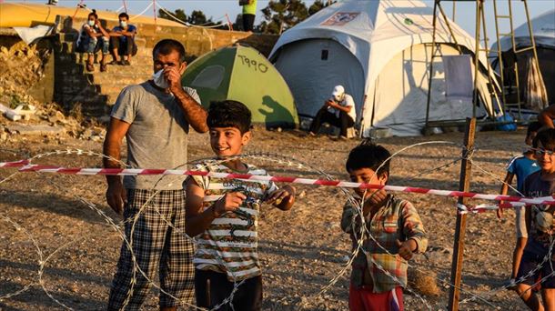 Unos niños juegan dentro del campamento de Kara Tepe, en Lesbos.