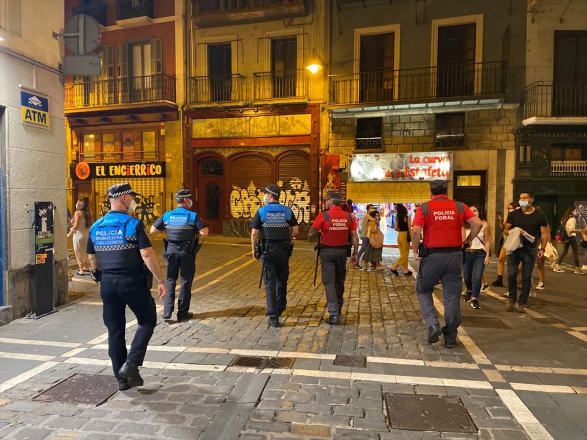 Dispositivo conjunto de la Policía municipal de Pamplona y la Policía foral.