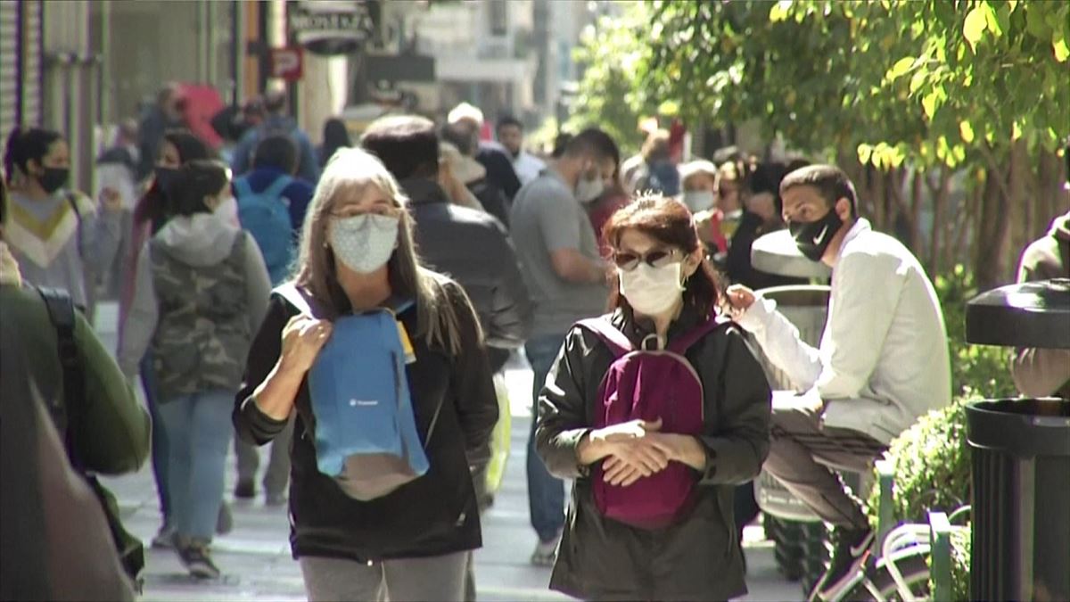 La ciudadanía con mascarilla por la calle. Imagen obtenida de un vídeo de EiTB