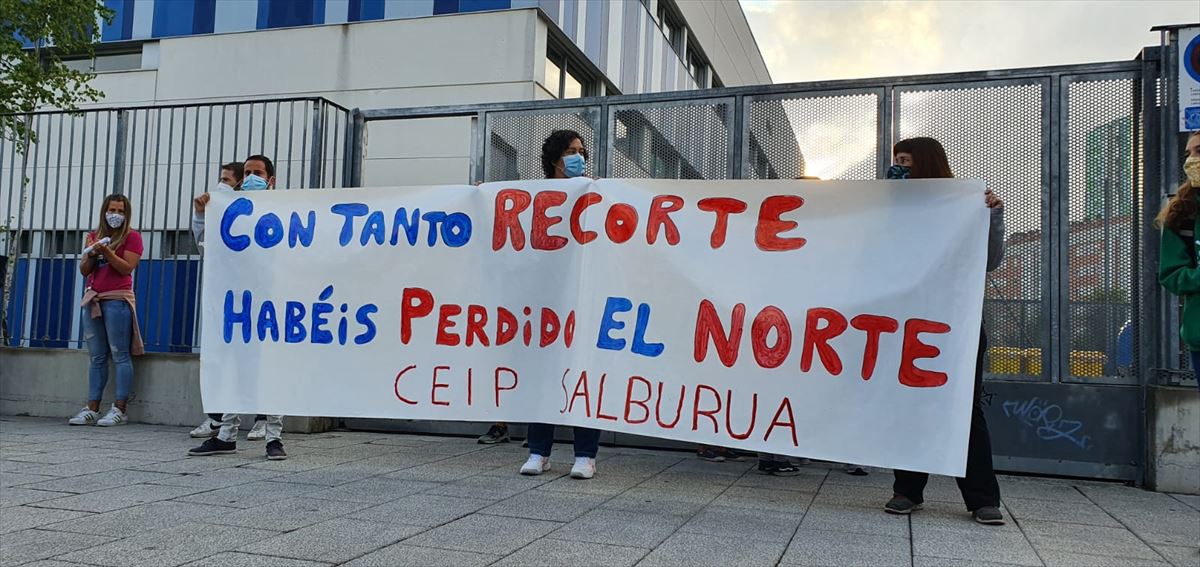 Día de protesta en la escuela Salburua para denunciar la falta de profesores