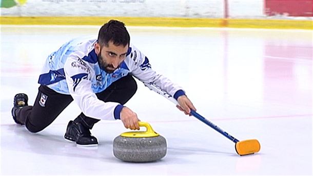 Mikel Unanue del Club de hielo Txuri-Berri de Donostia lanzando una piedra de curling