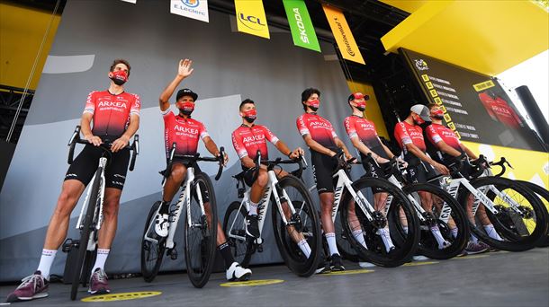 Arkeako txirrindulariak Frantziako Tourreko etapa baten hastapenean