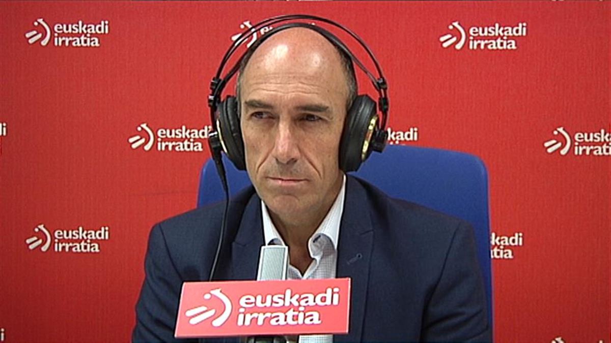 Eduardo Zubiaurre, en los estudios de Euskadi Irratia. 