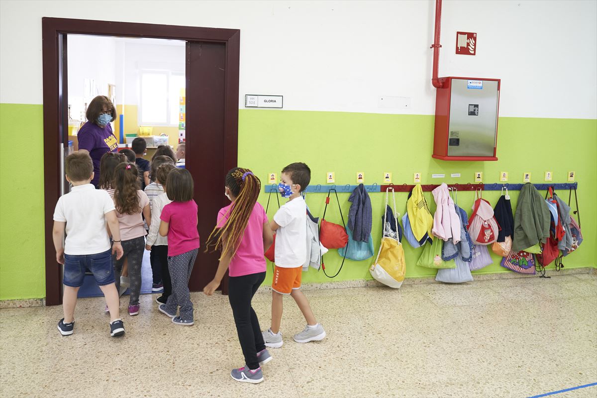 Niños y niñas entran en un aula en una foto de archivo de Irekia.