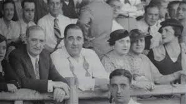 El ex-presidente de Osasuna Natalio Cayuela, en el centro de la imagen. 