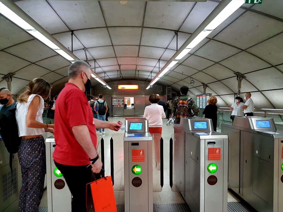 Varios personas usuarias acceden al Metro Bilbao.