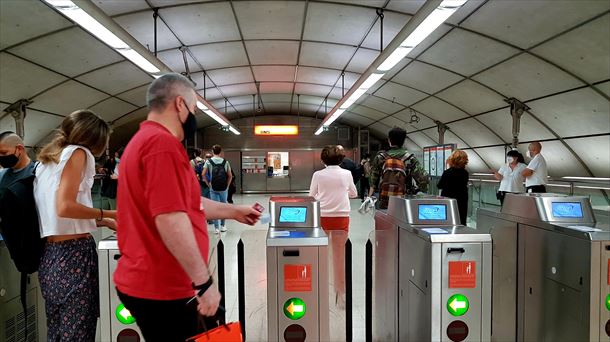 Varios personas usuarias acceden al Metro Bilbao.