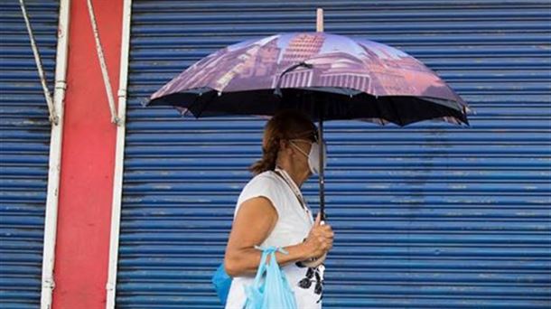 Una mujer camina por la calle.