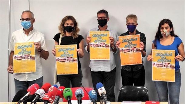 Los cinco representantes sindicales de Educación, en rueda de prensa. 